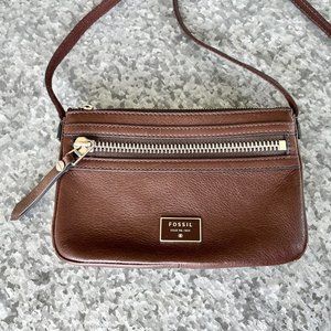 Fossil dark brown leather crossbody in Excellent Condition